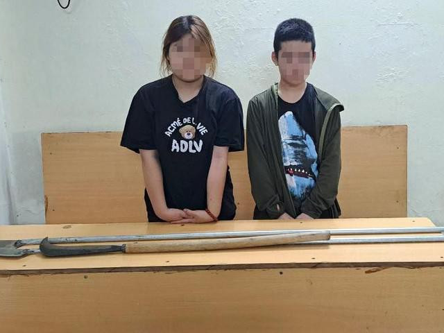 Pháp luật - Thiếu nữ 16 tuổi đèo 2 bạn nam mang dao phóng lợn đi… dạo phố