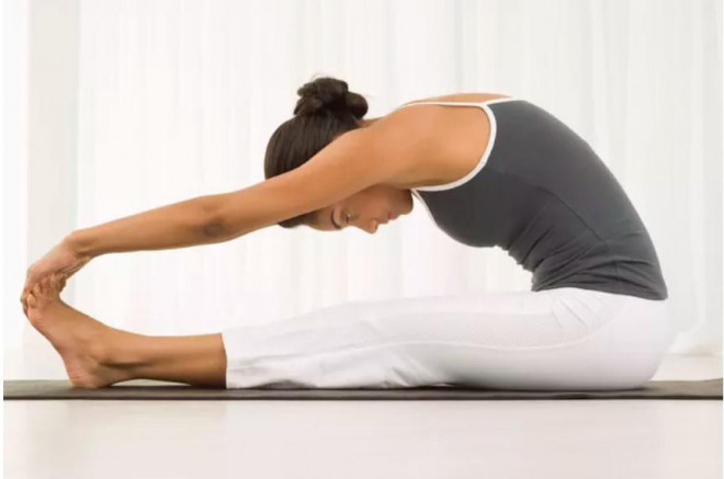 Tập thở sâu, yoga giúp bạn thư giãn, giảm trị số huyết áp.