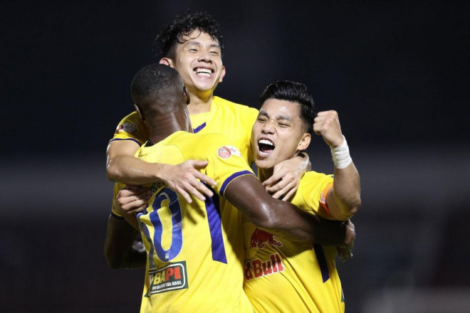 Đội trưởng Văn Thanh chung vui cùng đồng đội sau khi ghi bàn thắng cho HA Gia Lai. Ảnh: ANH PHƯƠNG