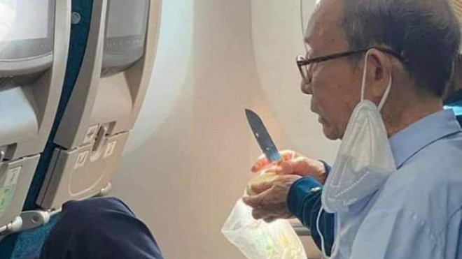 Hành khách "vô tư" mang dao ra gọt hoa quả trên máy bay