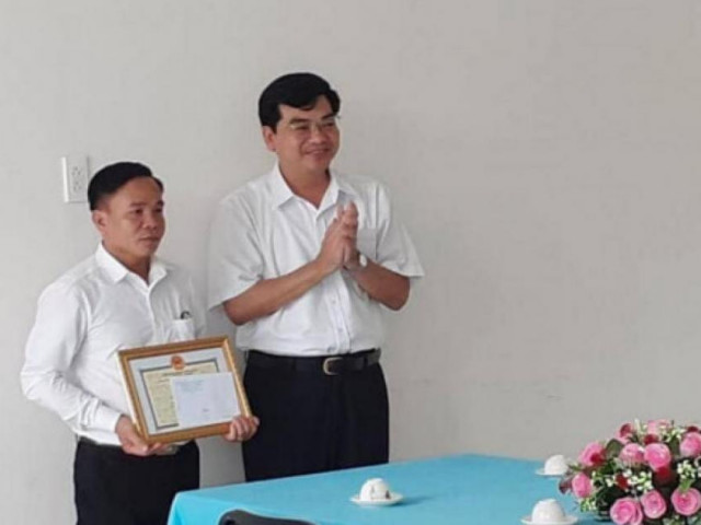 Bạn trẻ - Cuộc sống - Niềm vui của thầy giáo bán vé số "vá đường" được tặng giấy khen