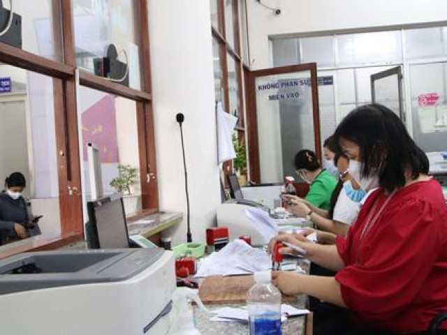 Tin tức trong ngày - Quay cuồng bên "núi" việc: Một ngày với CBCC phường, xã