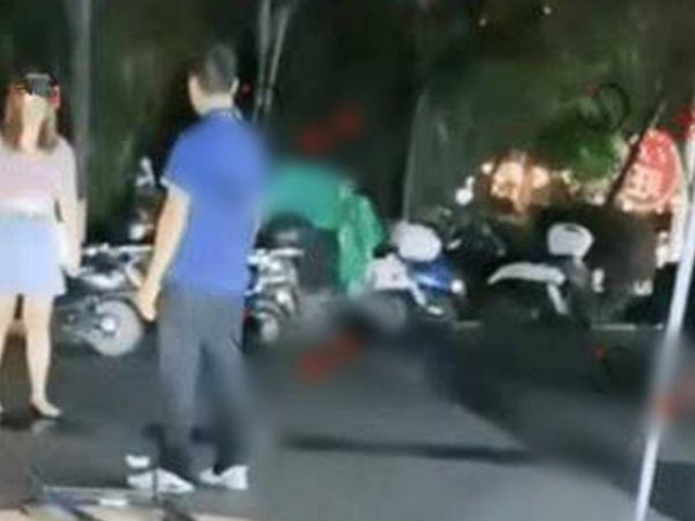 Bạn trẻ - Cuộc sống - Chồng thẳng tay tát vợ giữa phố, biết được nguyên nhân ai cũng thương hại người đàn ông