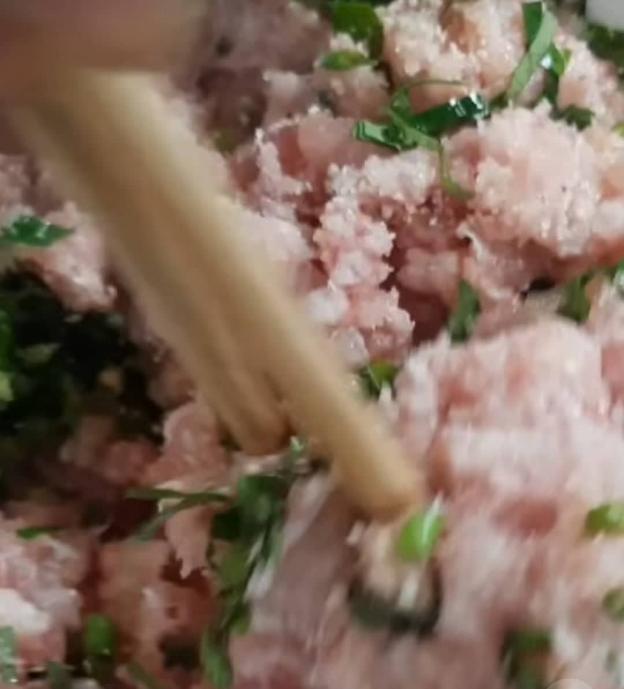 Bây giờ đến bước gói và rán chả, bạn chỉ cần làm theo cách dưới đây thì khâu mà chúng ta hay thất bại khi làm tại nhà giờ sẽ trở lên dễ dàng nhé. Đảm bảo chả gói sẽ đều chằn chặn và rán lên xanh bóng nhìn rất đẹp mắt.