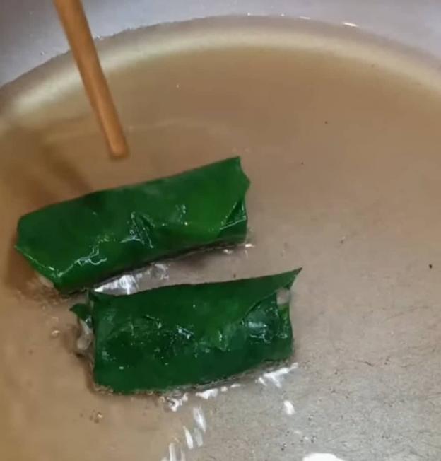 Bạn đợi dầu sôi già lửa mới bắt đầu cho chả vào rán. Sau đó hạ nhỏ lửa rán cho chả chín đều vào bên trong.
