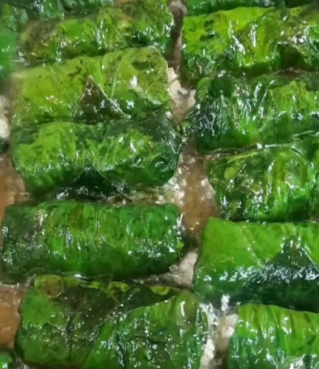 Thành phẩm rán xong có màu xanh bóng như hình là đạt yêu cầu. Khi ăn bạn làm thêm chút nước mắm ngon pha ớt tươi và chanh để chấm chả lá lốt sẽ ngon hơn.