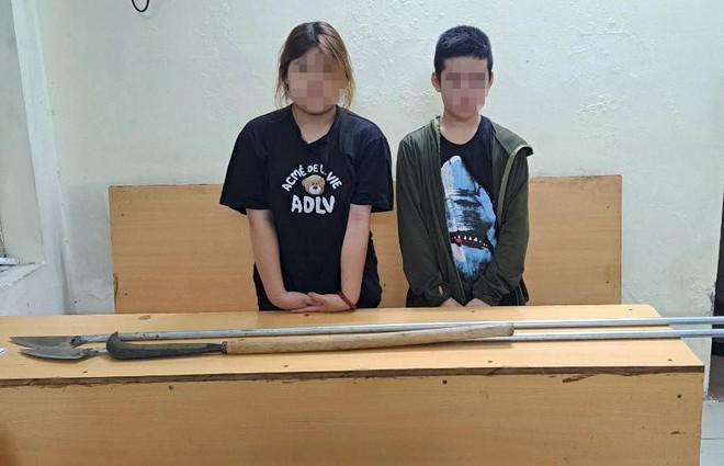 Thiếu nữ và thiếu niên cùng 2 con dao phóng lợn, dao quắm đã bị lập biên bản xử lý
