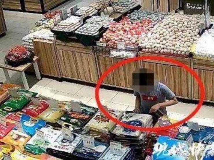 Giáo dục - du học - Bé trai chọc thủng 45 bao gạo trong siêu thị: Làm sao để nuôi dạy 1 đứa trẻ hay nghịch phá?