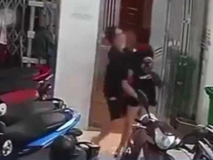 Tin tức trong ngày - Tin tức 24h qua: Vừa mở cửa nhà trọ, cô gái bị thanh niên đẩy ngã, sàm sỡ 