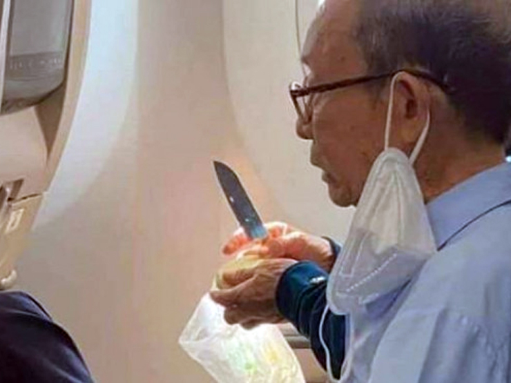Khách vô tư mang dao ra gọt hoa quả trên máy bay