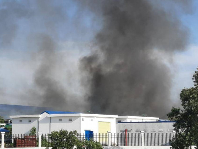 Đang cháy lớn tại nhà máy may mặc Scavi Huế trong KCN Phong Điền