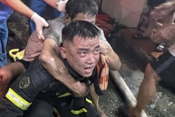 Tin tức trong ngày - Giây phút chiến sỹ Cảnh sát bất chấp hiểm nguy lao vào biển lửa cứu người