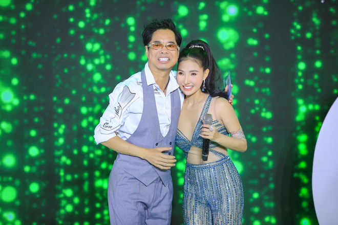 Ngoài ra cô cũng mạnh tay tặng thêm 1 viên kim cương cho Danh ca Ngọc Sơn để thể hiện lòng mến mộ.