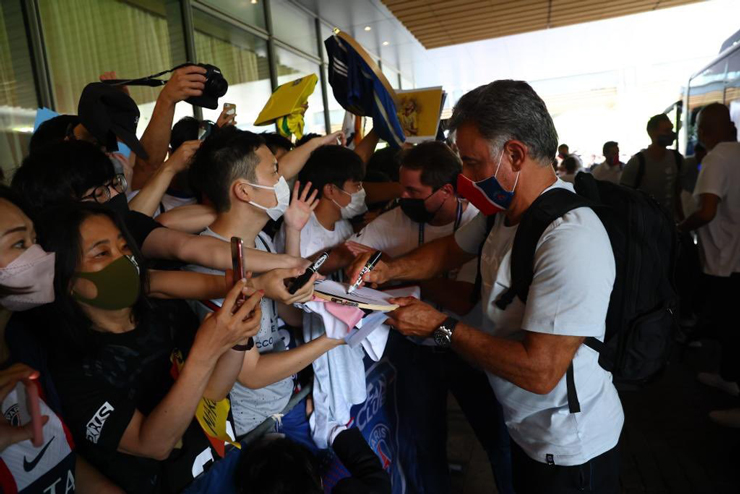 Các cầu thủ PSG được cổ động viên Nhật Bản chào đón nhiệt tình