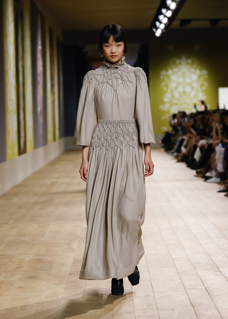 BST xa xỉ của Dior tôn vinh mối liên hệ sâu sắc của chúng ta với tổ tiên - 6