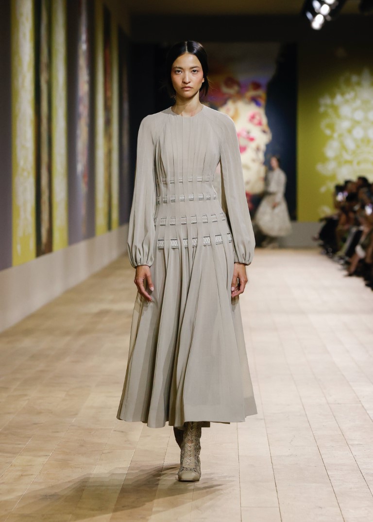 BST xa xỉ của Dior tôn vinh mối liên hệ sâu sắc của chúng ta với tổ tiên - 17