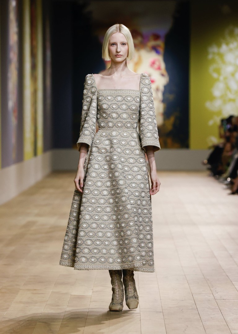 BST xa xỉ của Dior tôn vinh mối liên hệ sâu sắc của chúng ta với tổ tiên - 16