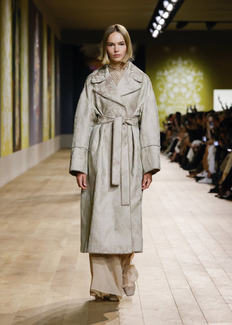 BST xa xỉ của Dior tôn vinh mối liên hệ sâu sắc của chúng ta với tổ tiên - 15