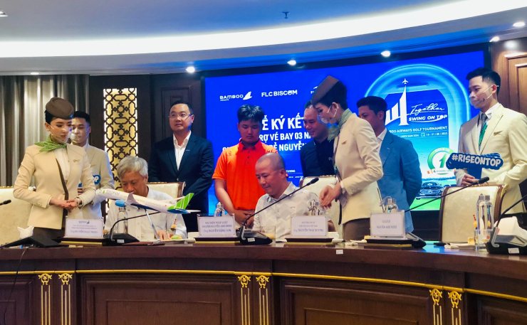 Nguyễn Anh Minh (áo đỏ) nhận gói tài trợ bay miễn phí trong vòng 3 năm tới