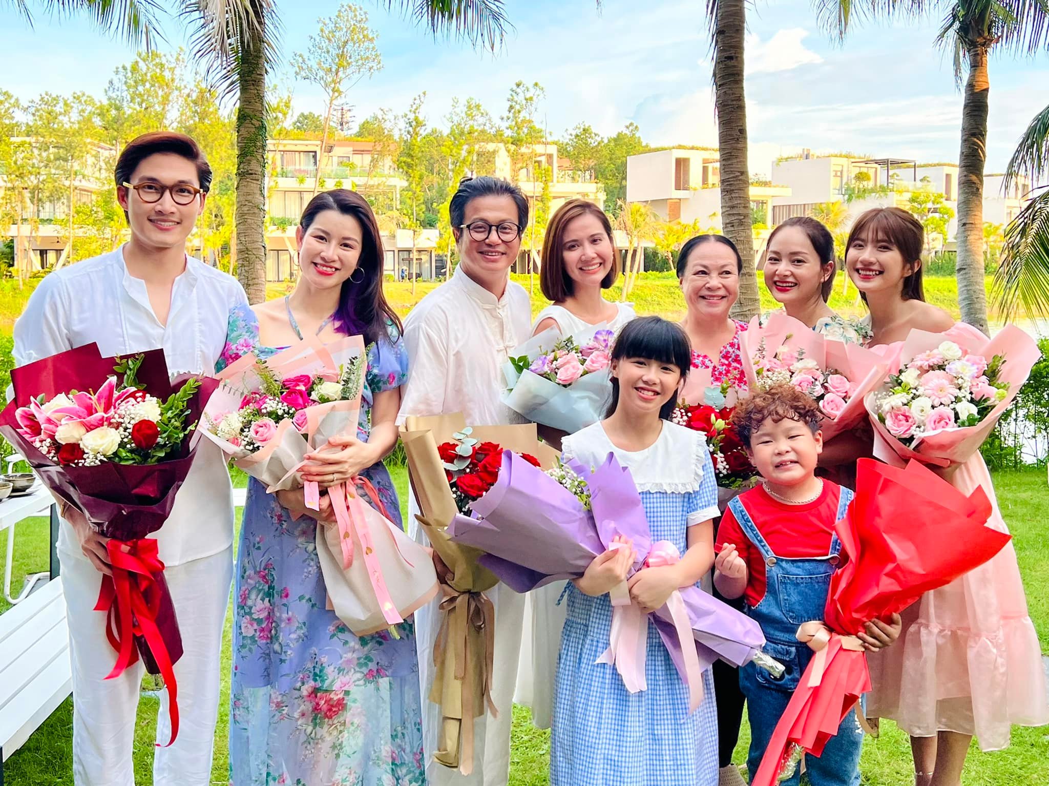 Ai cũng đều rạng rỡ bên những bó hoa tươi chúc mừng thành công của bộ phim