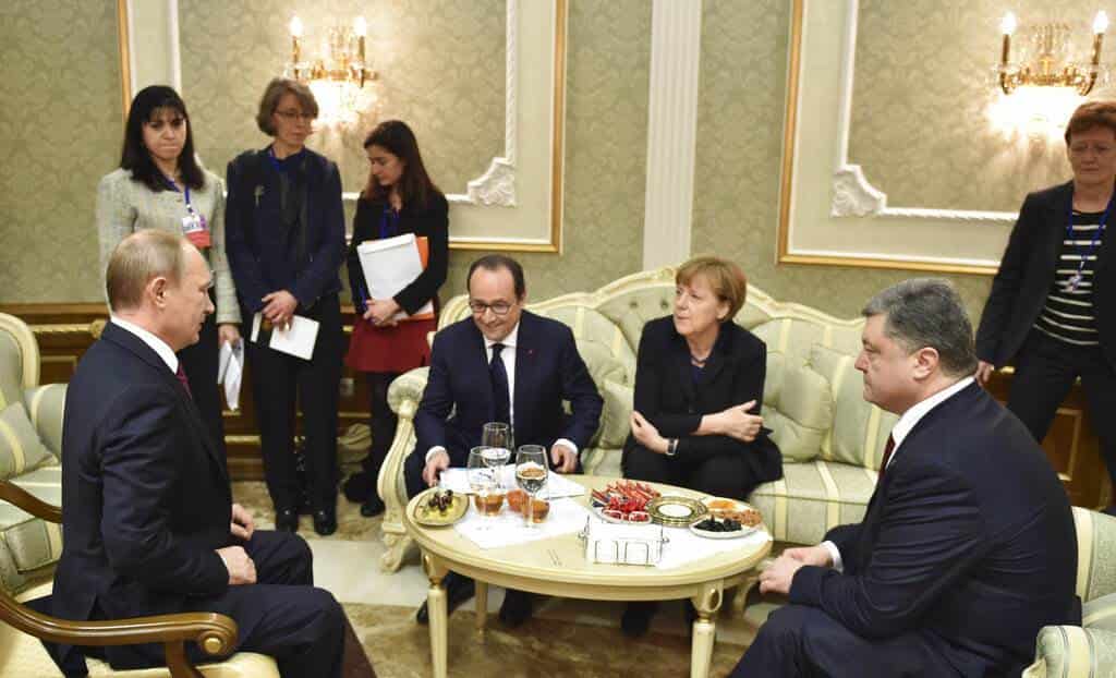 Ông Putin, cựu Tổng thống Pháp Francois&nbsp;Hollande, cựu Thủ tướng Đức Merkel và cựu Tổng thống Ukraine Poroshenko trong cuộc đàm phán 4 bên về thỏa thuận Minsk (ảnh: RT)