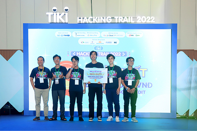 Đội BeanOi đạt giải nhất chung cuộc Tiki Hacking Trail 2022.