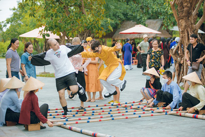 Rộn rã tiếng cười trong Ngày hội Giao duyên tại VinWonders Nam Hội An - 4