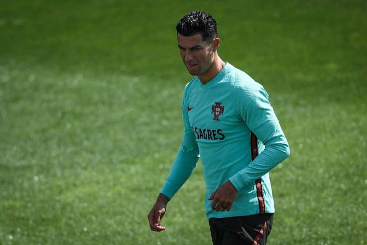Theo tờ Daily Mail, Ronaldo vừa bị các cầu thủ Sheffield United phát hiện đã tự tập luyện một mình ở trung tâm huấn luyện tại công viên St George's Park tại Lisbon (Bồ Đào Nha)
