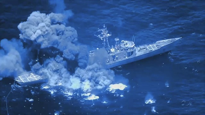 Tàu chiến Mỹ loại biên bốc cháy sau khi trúng tên lửa.