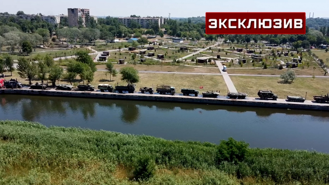 Loạt khí tài quân sự được quân đội Nga trưng bày tại một công viên ở thành phố Mariupol.