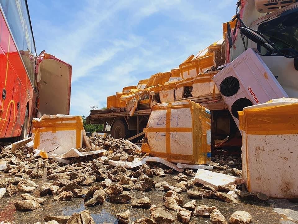 Xe tải đông lạnh bị hư hỏng nặng nhất, phần thùng hàng bị vỡ, hàng hóa văng khắp nơi