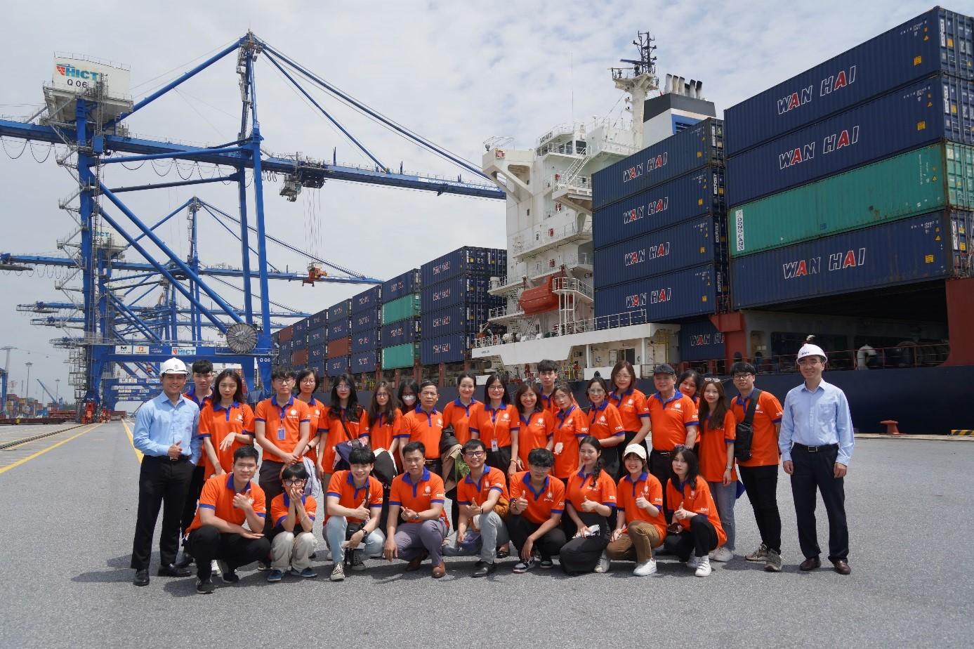 Sinh viên CLB Logistics DNU trải nghiệm Cảng Container Quốc tế Tân Cảng Hải Phòng – top 20 cảng biến lớn nhất thế giới.