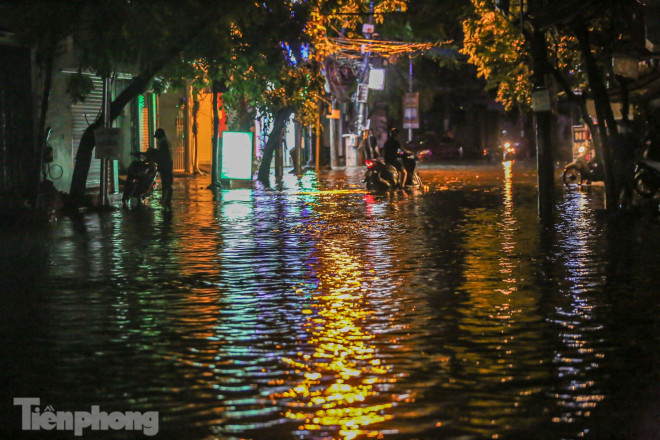Khoảng 21h30 ngày 18/7, mưa dông bắt đầu trút xuống khu vực Hà Nội sau một ngày nắng nóng gay gắt. Cơn mưa lớn kéo dài khiến nhiều tuyến phố nhanh chóng thành ngập thành sông.