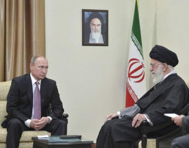 Tổng thống Nga Vladimir Putin từng gặp Lãnh tụ tối cao Iran Ayatollah Ali Khamenei vào năm 2015. Ảnh - Reuters