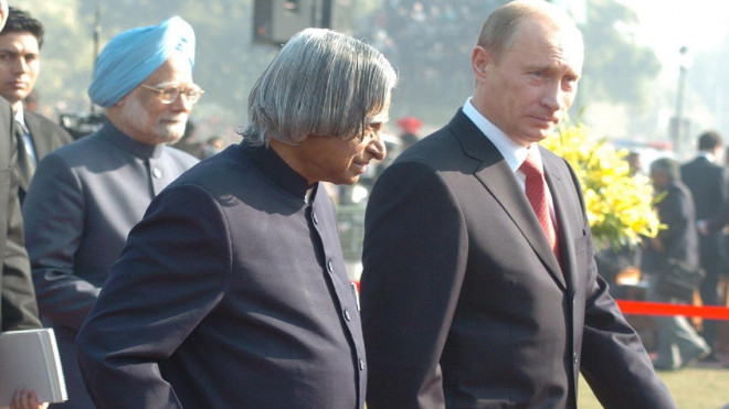 Trong bối cảnh quan hệ giữa Đông và
Tây đang xấu đi do cuộc xung đột Nga-Ukraine, Moscow đang xây dựng
một mạng lưới mới trong lĩnh vực ngoại giao, kinh tế và an ninh dọc
theo trục Bắc-Nam, nhằm phá bỏ cái “ vòng kim cô” mà phương Tây
đang thít chặt quanh nước Nga.