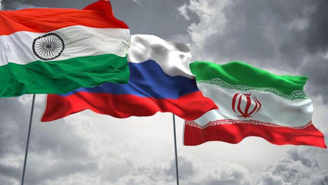 Trong đó, Trung Quốc (là thành viên
của cả BRICS và SCO) là đồng minh chủ chốt của Nga. Ngoài ra, còn
có Iran - một đối thủ lớn khác của phương Tây, cùng một số cường
quốc có đường lối tương đối độc lập là Ấn Độ, Nam Phi, Brasil. Thậm
chí cả một quốc gia NATO là Thổ Nhĩ Kỳ cũng nhăm nhe gia nhập các
liên minh do Nga đứng đầu.