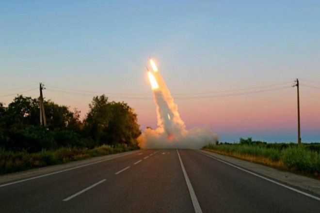 Lực lượng Ukraine sử dụng tên lửa phóng loạt cơ động cao HIMARS do Mỹ gửi. Ảnh: TWITTER