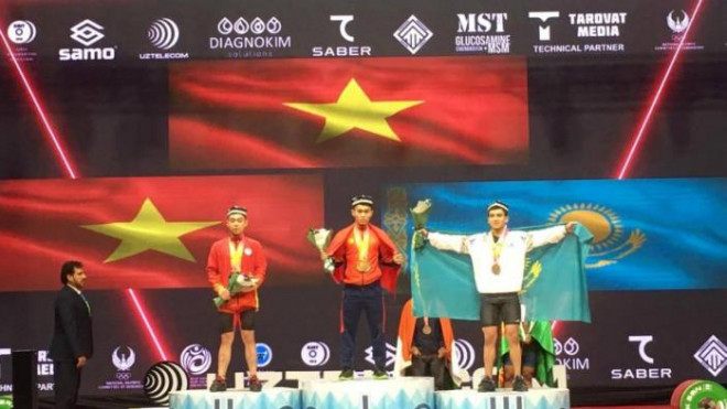 K'Dương (giữa) phá ba kỷ lục cử tạ thế giới