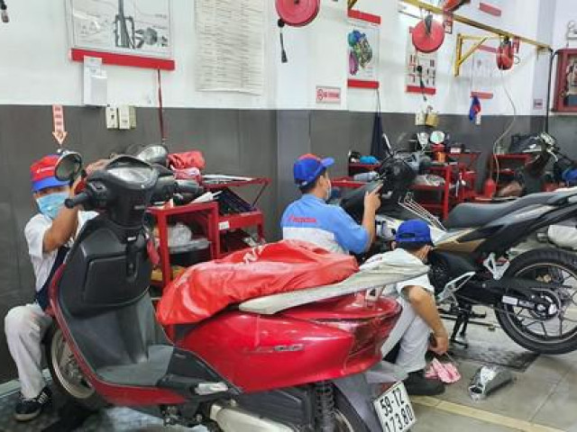 Thế giới xe - Cô gái 'tá hỏa' khi mua xe máy sau 8 năm mới thay lốp lần đầu