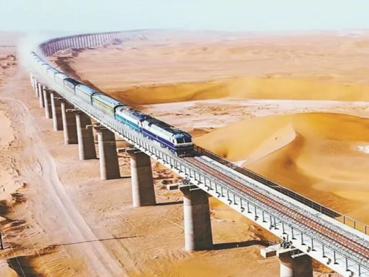 Tuyến đường sắt bao quanh sa mạc đầu tiên trên thế giới dài 2.712km ở TQ