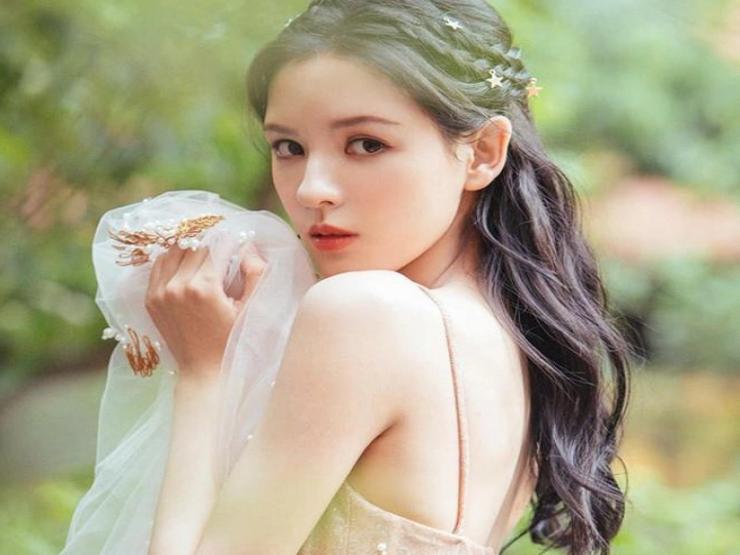 Thời trang - 2 người tình của "thiếu gia giàu nhất Trung Quốc" mê mốt váy sợi chỉ đẹp mê hồn