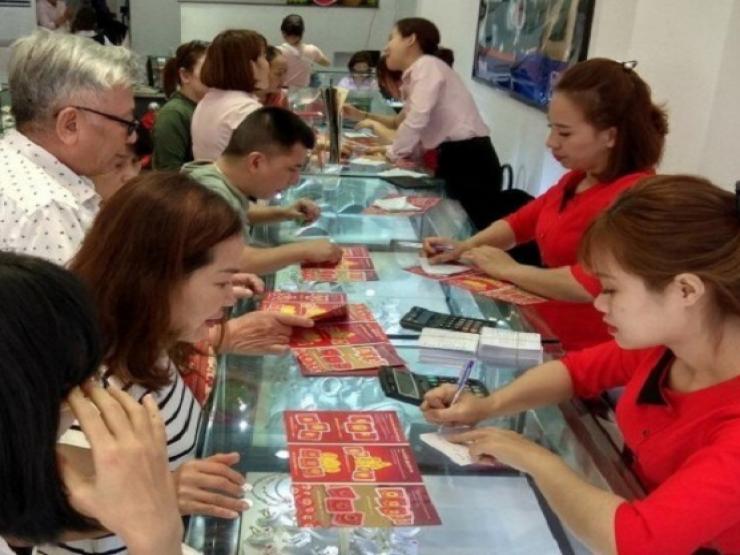 Kinh doanh - Vàng rớt giá thảm sau mỗi giờ: Nhà đầu tư nhỏ lẻ đua nhau mua nhưng không biết điều này dễ ôm thua lỗ