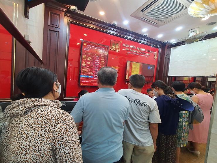 Kinh doanh - Giá vàng nhảy múa như "lên đồng", người mua vàng sáng nay lãi/lỗ ra sao?