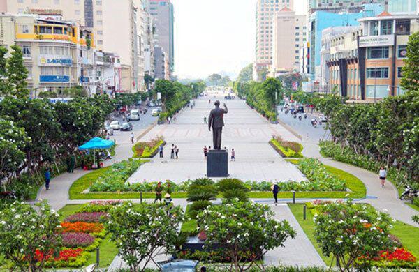 Phố đi bộ Nguyễn Huệ thu hút người dân và du khách dịp cuối tuần