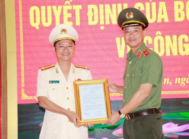 Thừa ủy quyền của Bộ trưởng Bộ Công an, Thiếu tướng Phạm Thế Tùng trao quyết định bổ nhiệm chức vụ Phó Giám đốc Công an tỉnh đối với Thượng tá Trần Ngọc Tuấn.