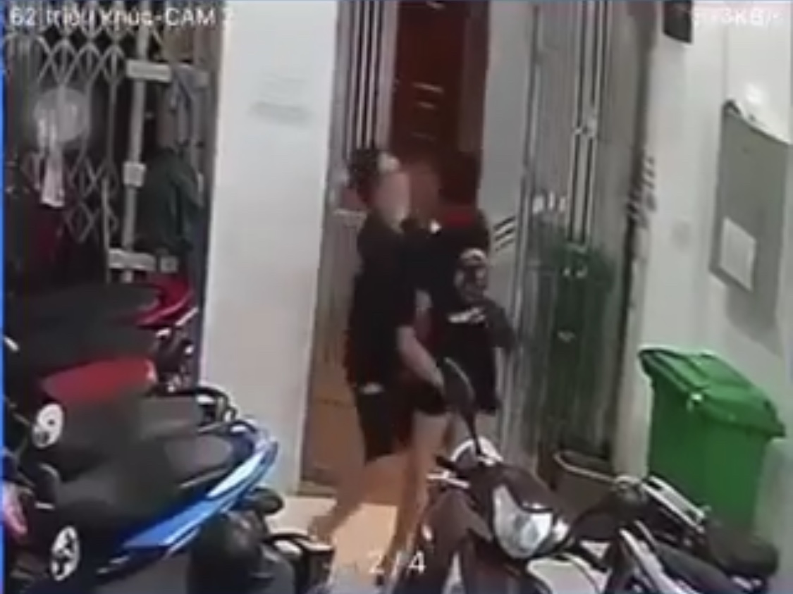 Ảnh cắt từ clip: Nam thanh niên sàm sỡ cô gái trẻ trước cửa nhà trọ