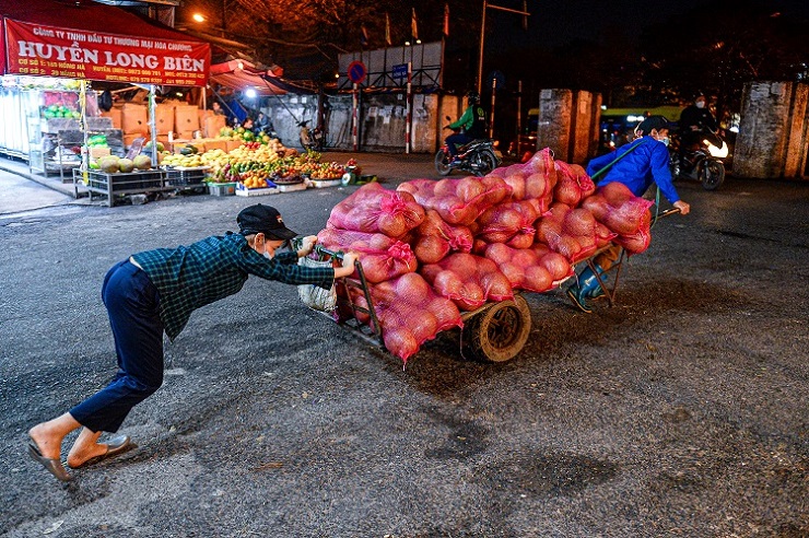 Rong ruổi theo mẹ ra chợ hơn 5 năm trời, đến năm Hoa tròn 10 tuổi, cô Dung bắt đầu để con phụ cô công việc cửu vạn ở chợ.
