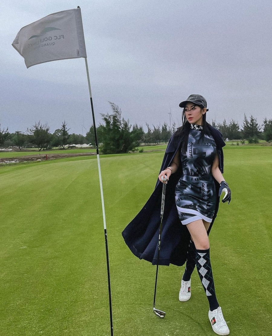 Mai Sương thả dáng trên sân golf như chụp hình tạp chí thời trang.