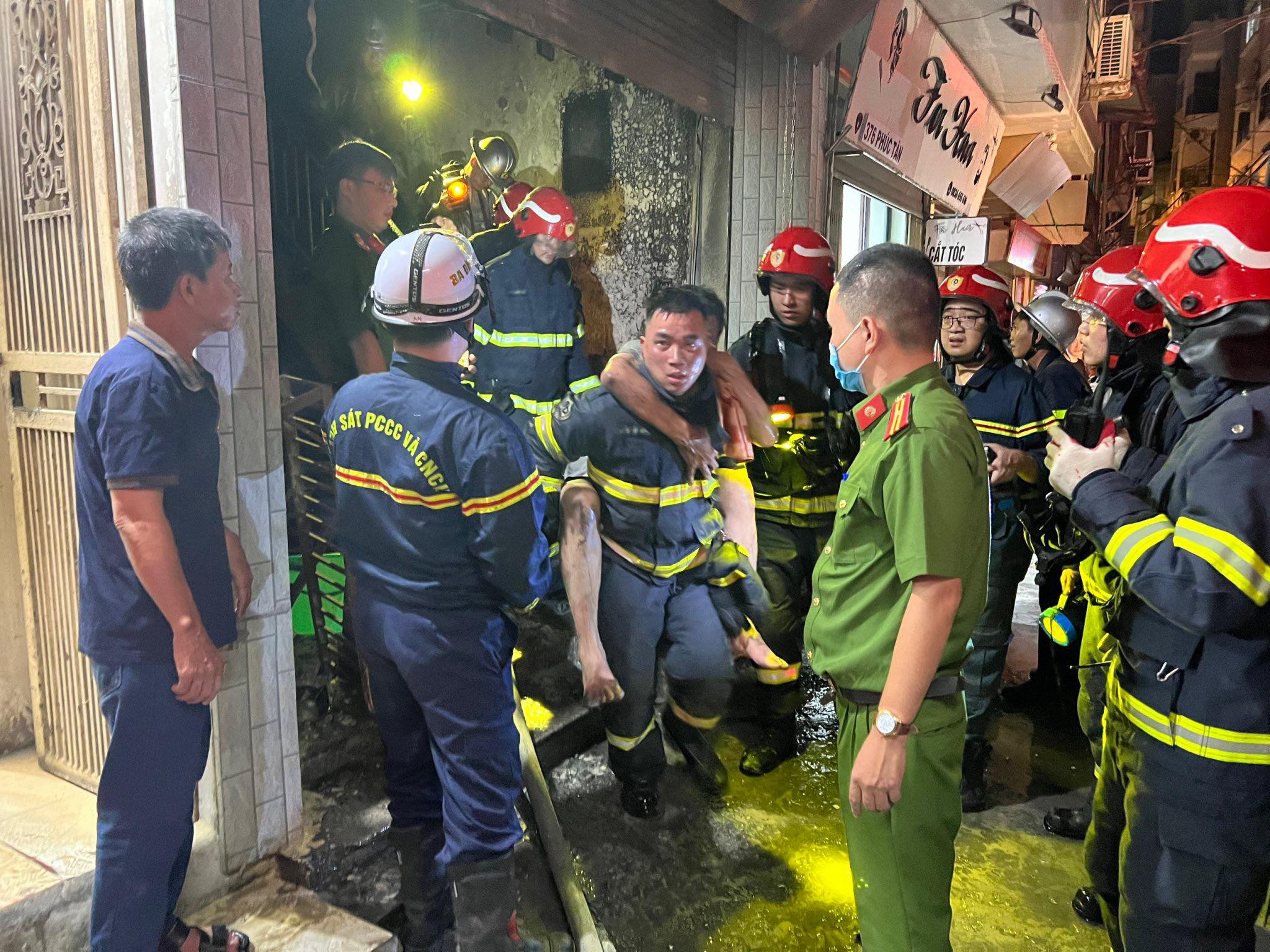 Cảnh sát PCCC và CNCH đưa người mắc kẹt trong vụ cháy ra ngoài