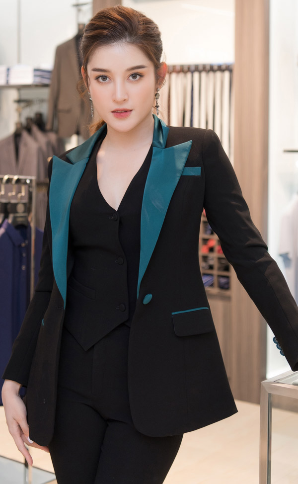 Sau một thời gian vắng lặng trong showbiz Việt, á hậu Huyền My mới đây xuất hiện khác lạ trong một sự kiện thời trang. Người đẹp diện suit gam màu tối mang phong cách hiện đại vẫn vô cùng quyến rũ.